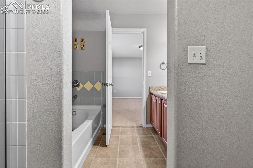 Image 19 of 24: Bathroom