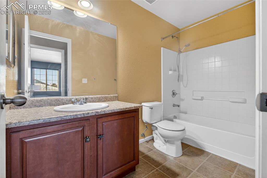 Image 22 of 24: Bathroom