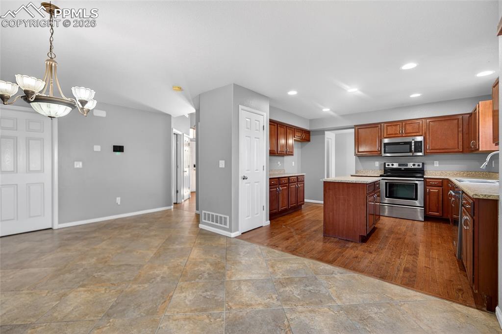 Image 7 of 24: Kitchen