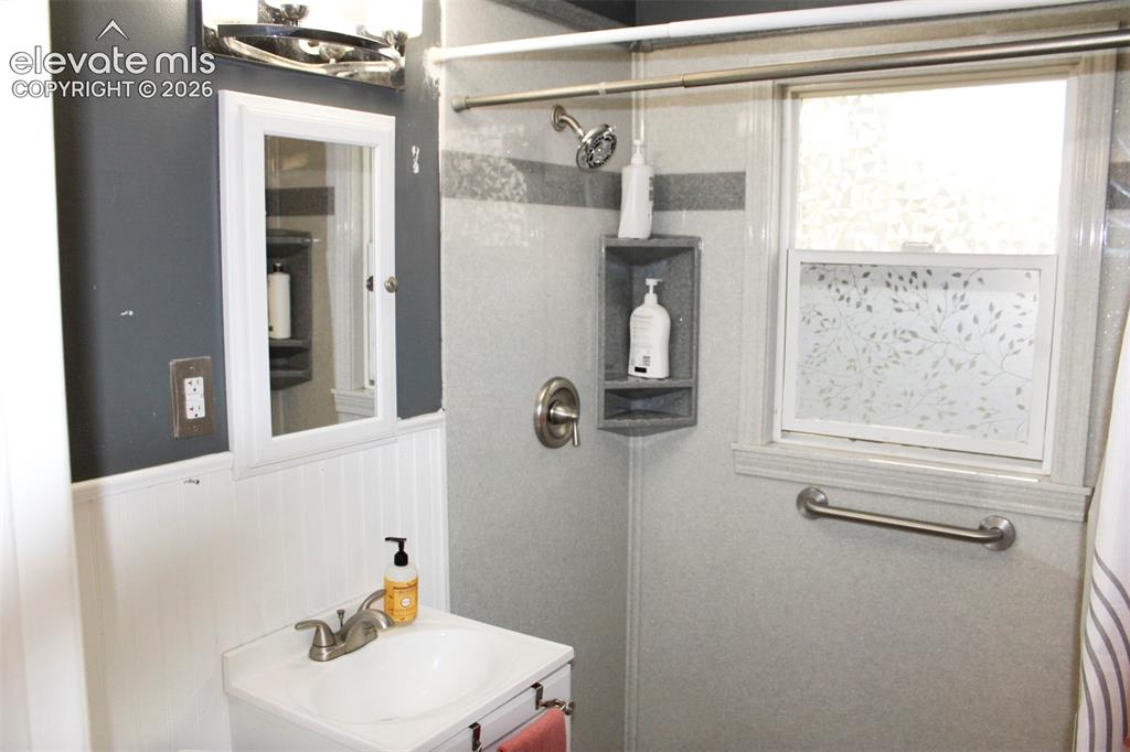 Image 14 of 29: Bathroom