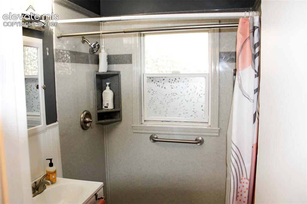 Image 16 of 29: Bathroom