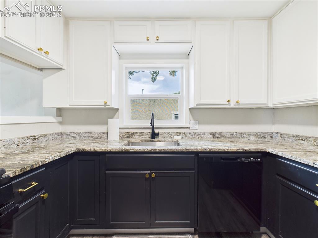 Image 22 of 37: Kitchen
