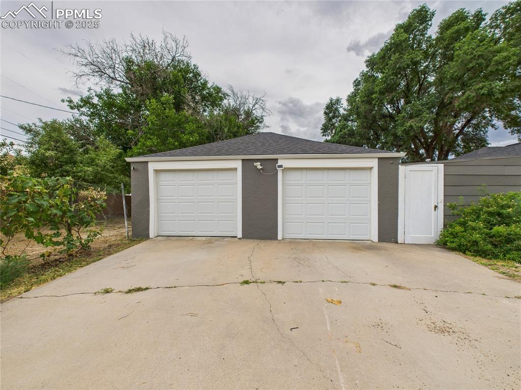 Image 5 of 37: Garage