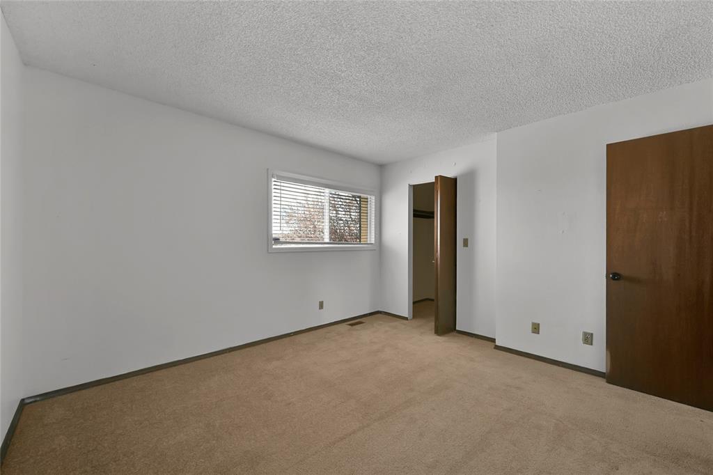 Image 14 of 23: Bedroom