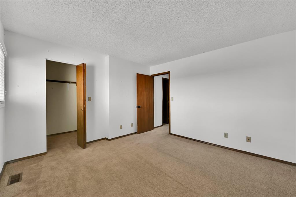 Image 15 of 23: Bedroom