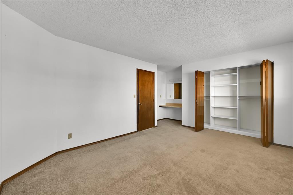 Image 18 of 23: Bedroom