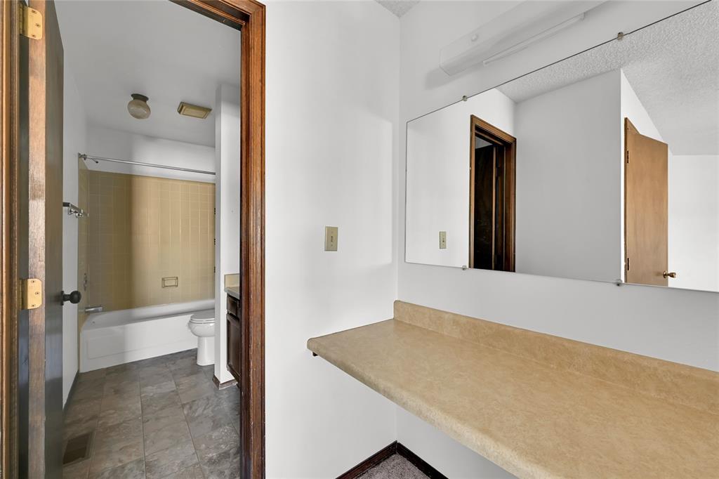 Image 19 of 23: Bathroom