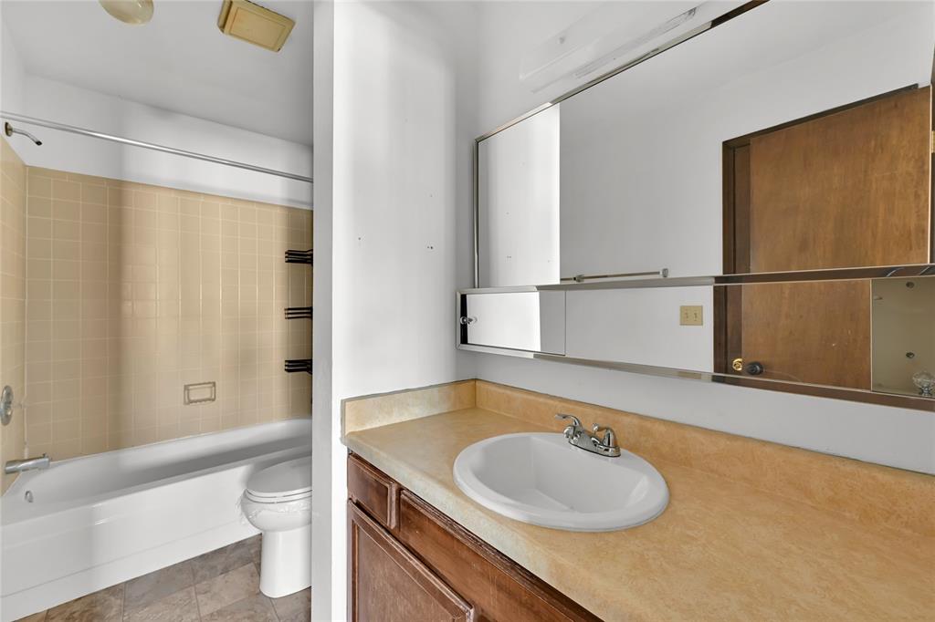 Image 20 of 23: Bathroom