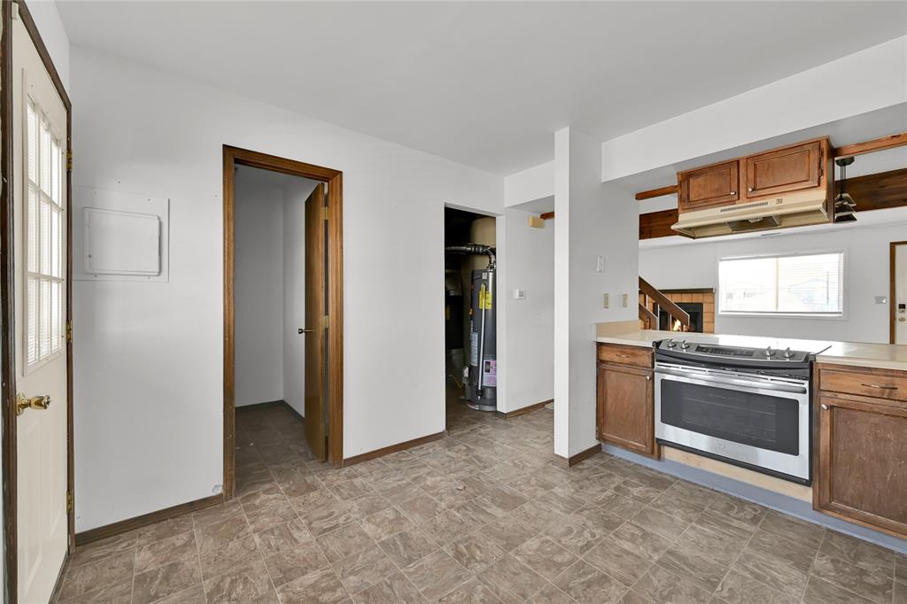 Image 4 of 23: Kitchen