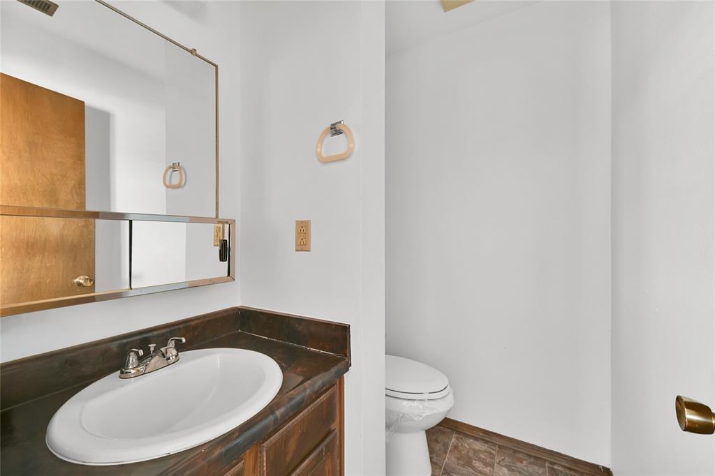 Image 5 of 23: Bathroom