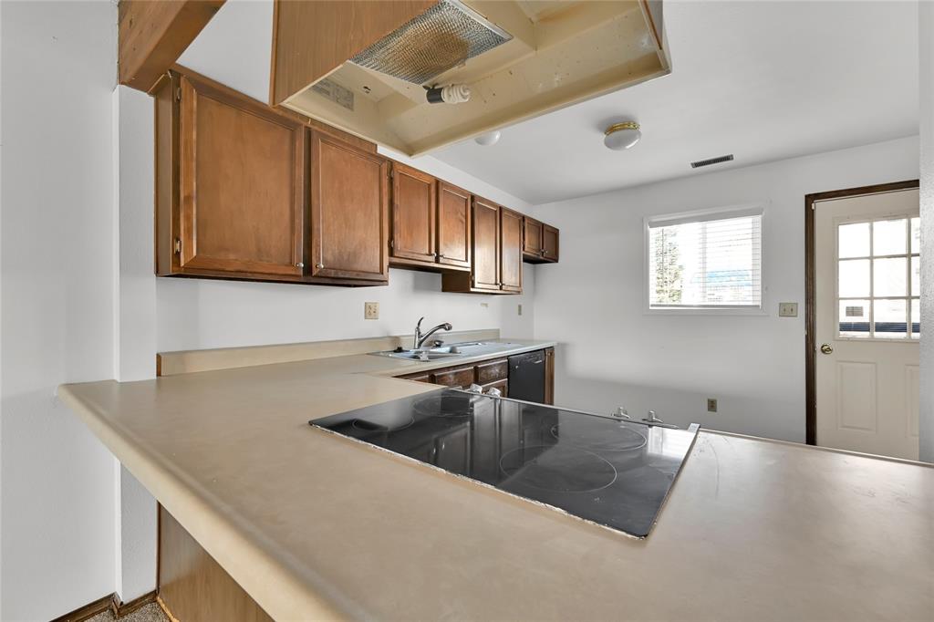 Image 8 of 23: Kitchen