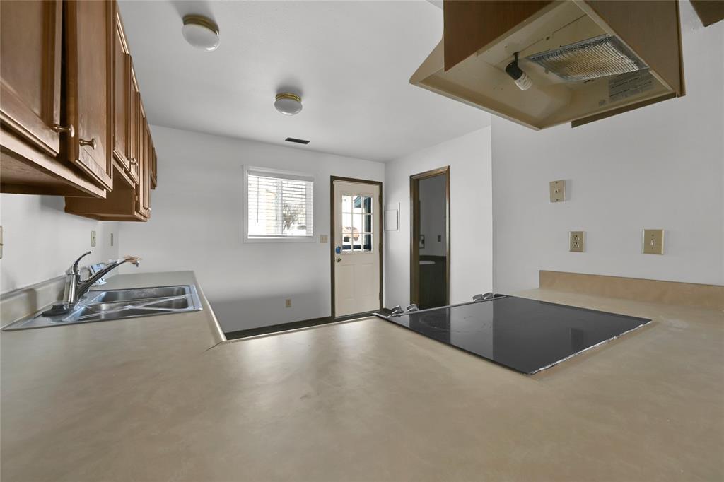 Image 9 of 23: Kitchen