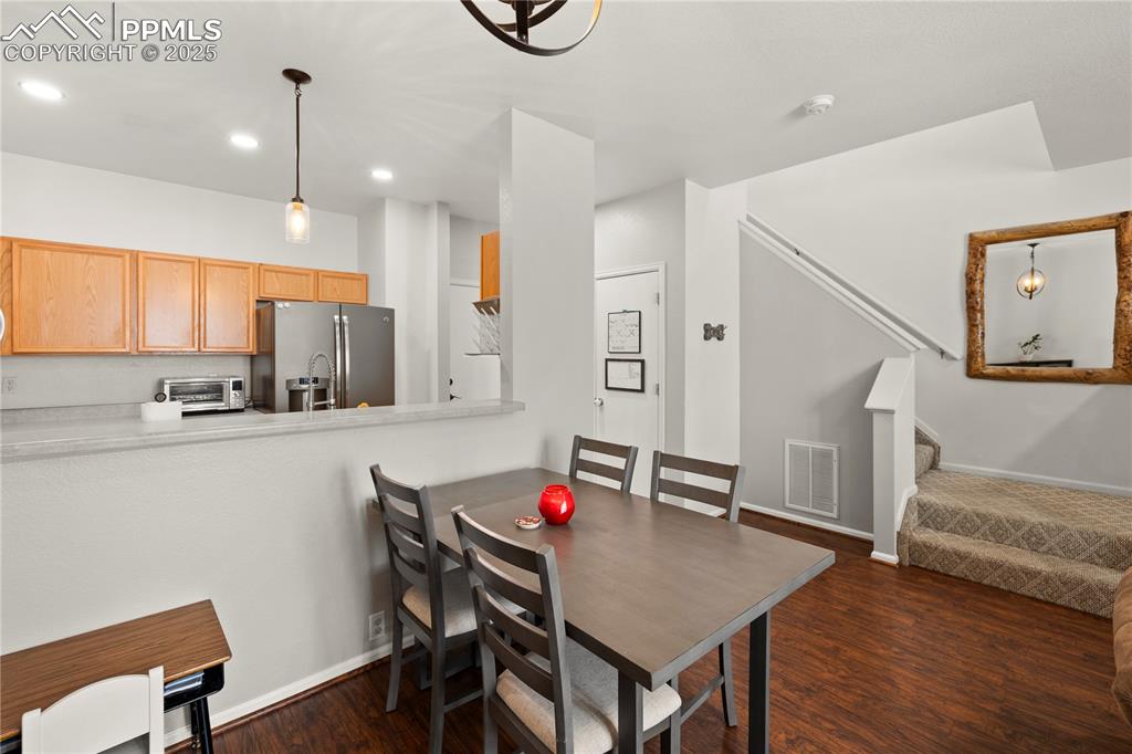 Image 10 of 45: Dining Area