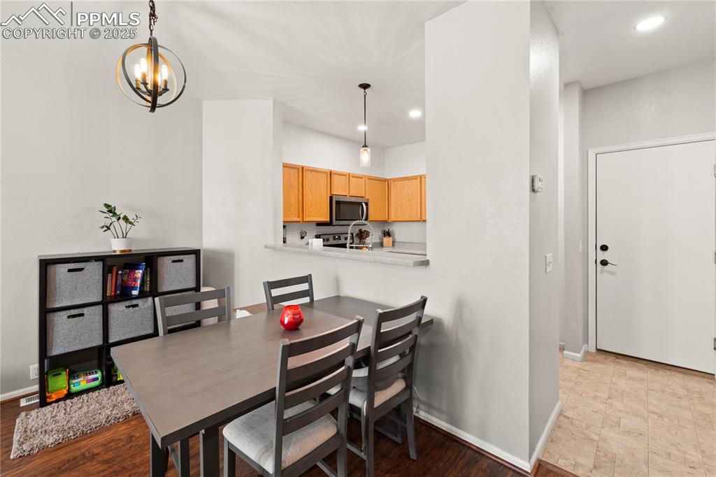 Image 11 of 45: Dining Area