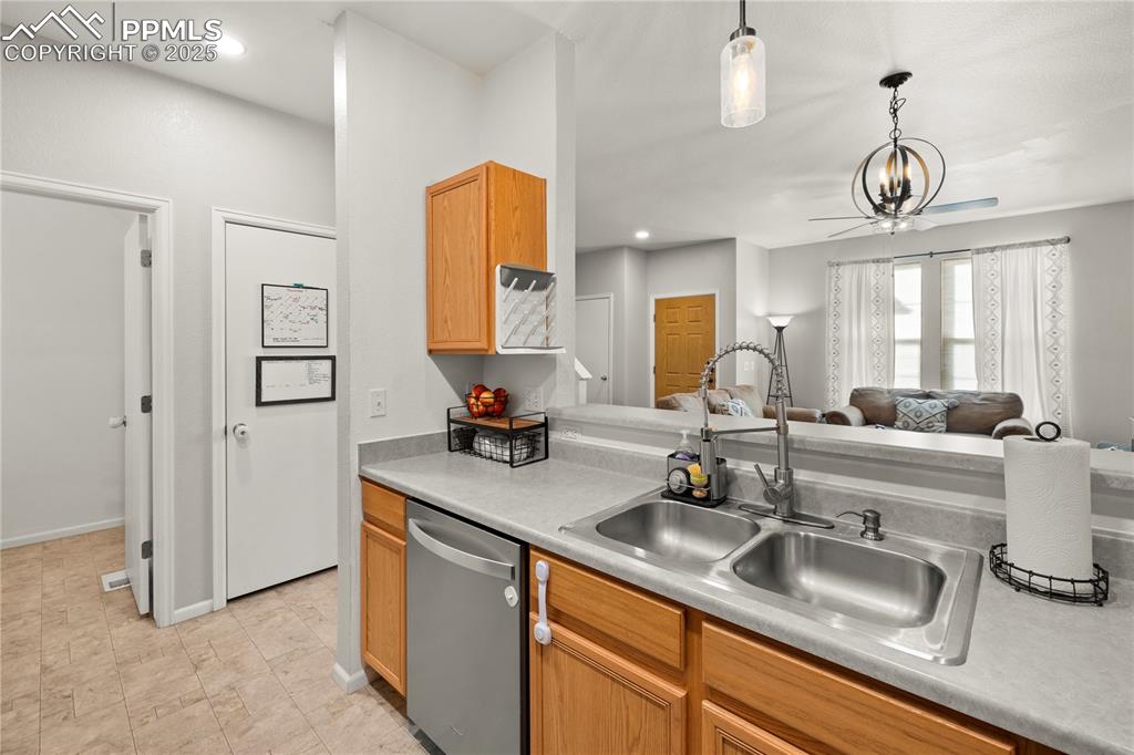 Image 14 of 45: Kitchen