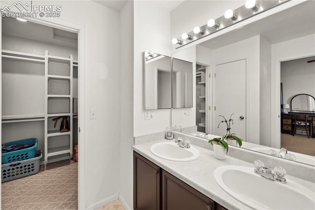 Image 21 of 45: Bathroom