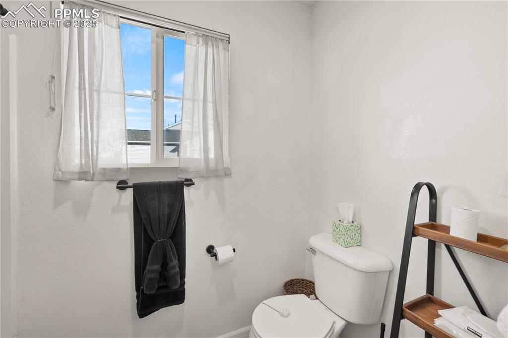 Image 23 of 45: Bathroom