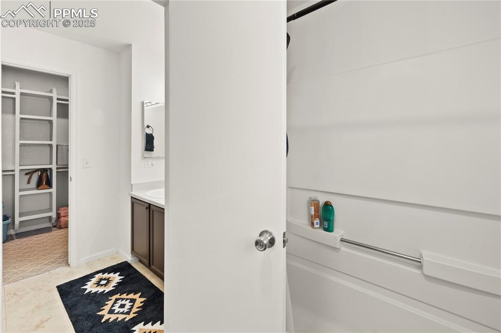 Image 24 of 45: Bathroom