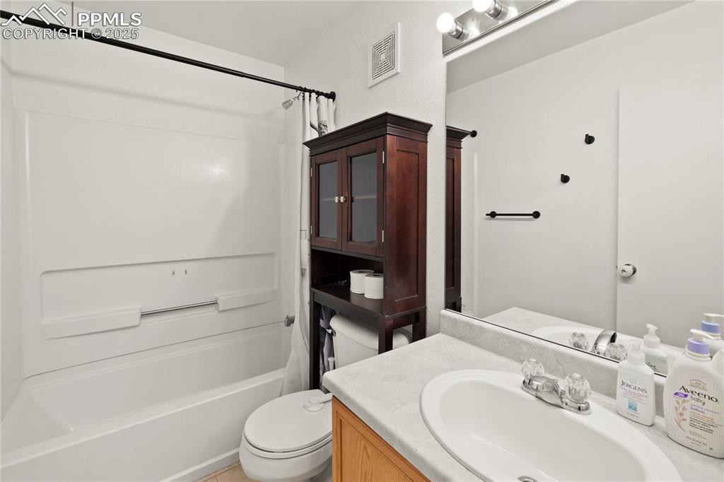 Image 29 of 45: Bathroom