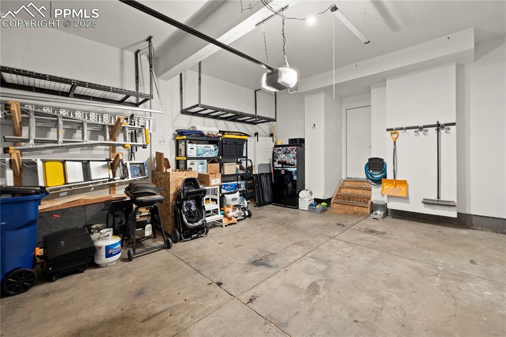 Image 32 of 45: Garage