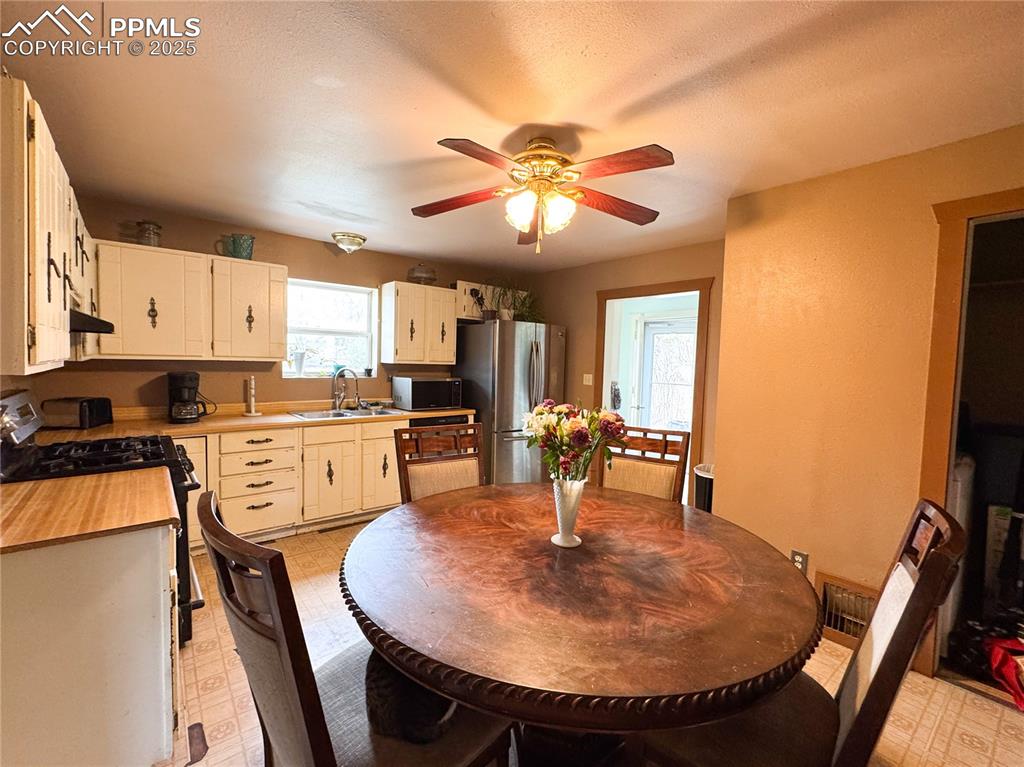 Image 10 of 23: Kitchen