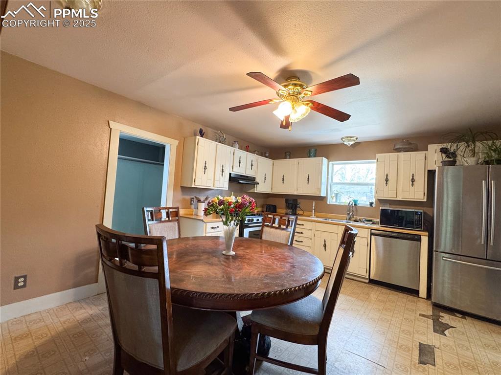 Image 11 of 23: Kitchen