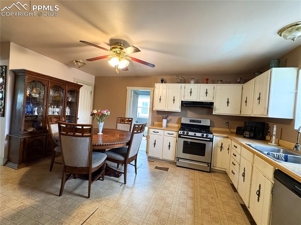 Image 12 of 23: Kitchen