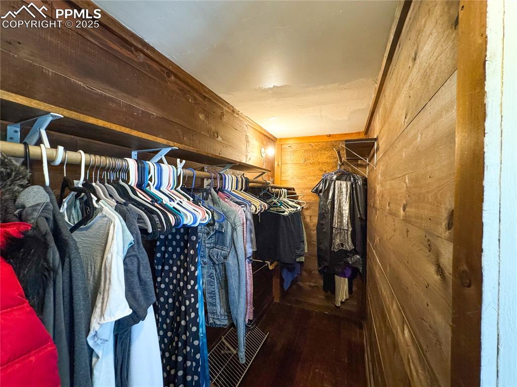 Image 23 of 23: Closet