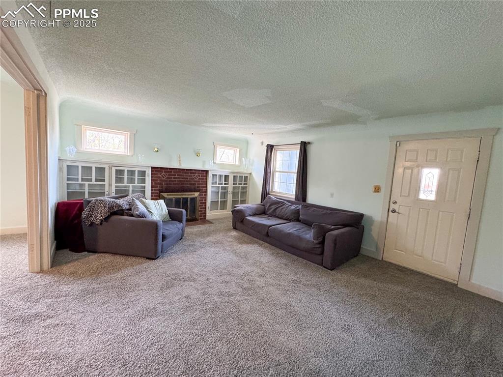 Image 4 of 23: Living Room