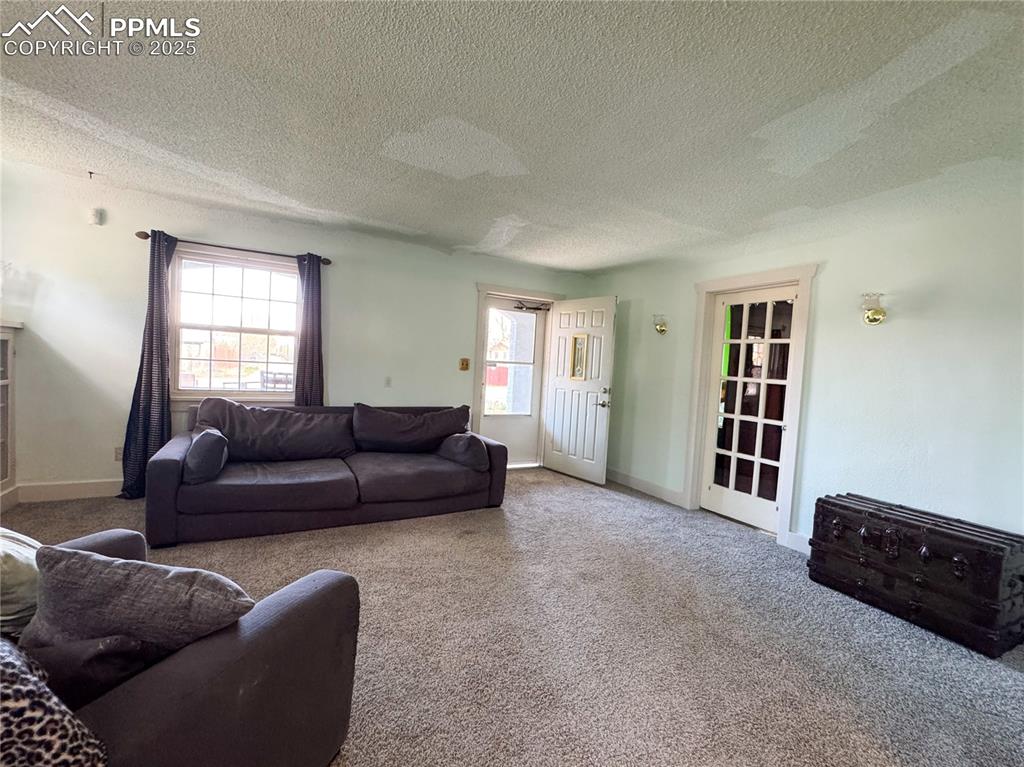 Image 5 of 23: Living Room
