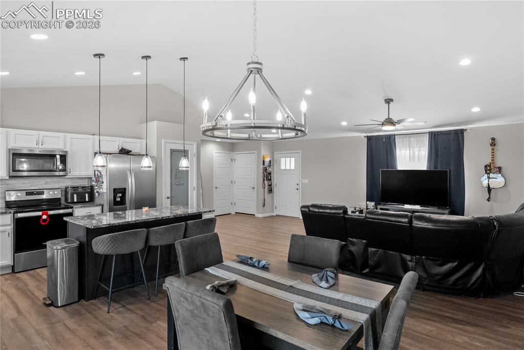 Image 13 of 33: Dining Area