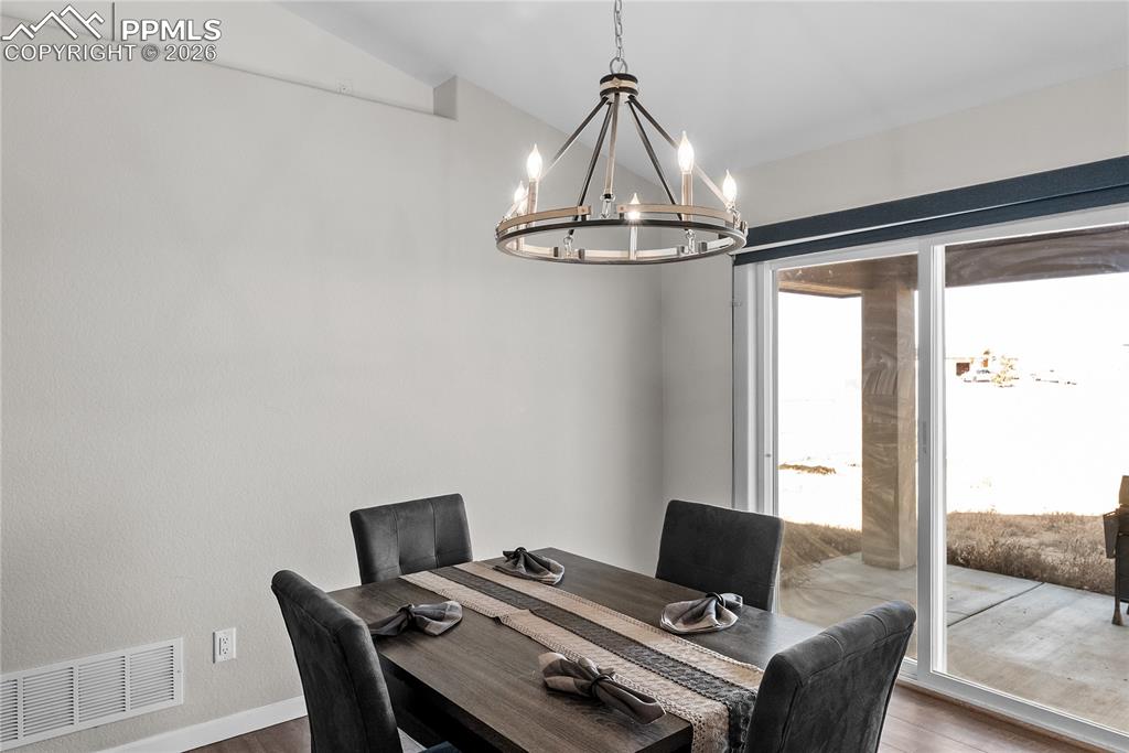 Image 14 of 33: Dining Area