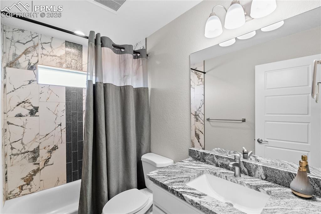 Image 21 of 33: Bathroom