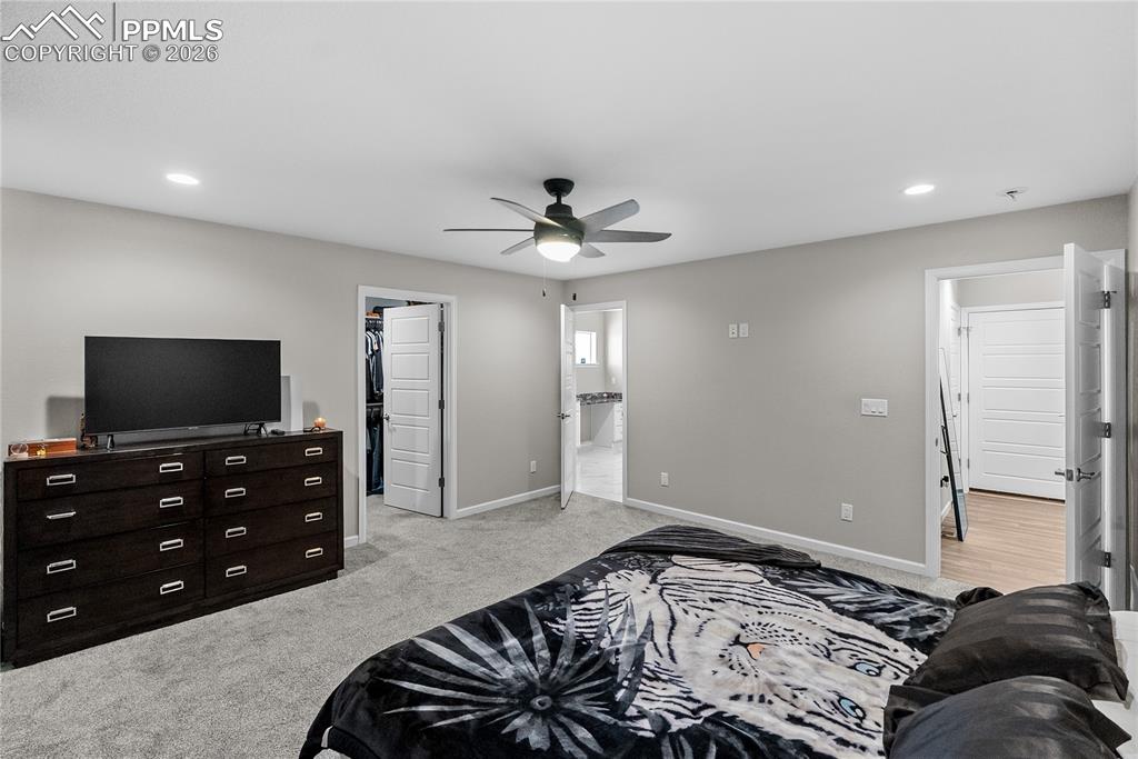 Image 25 of 33: Bedroom