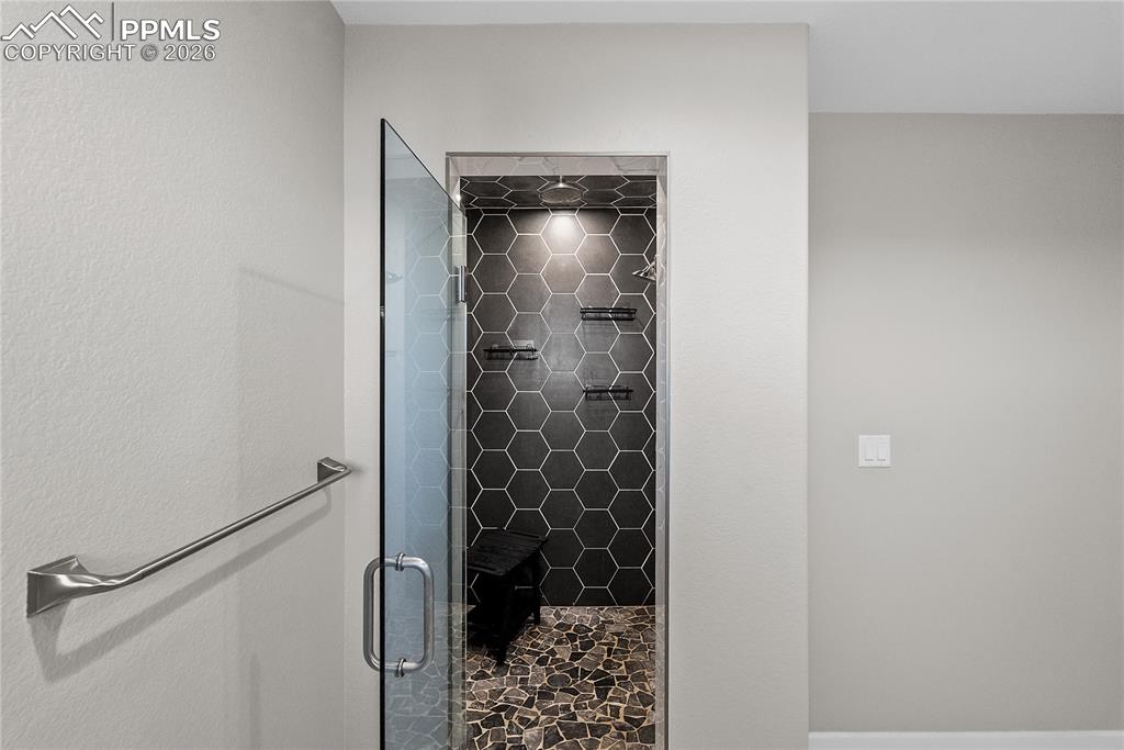 Image 26 of 33: Bathroom