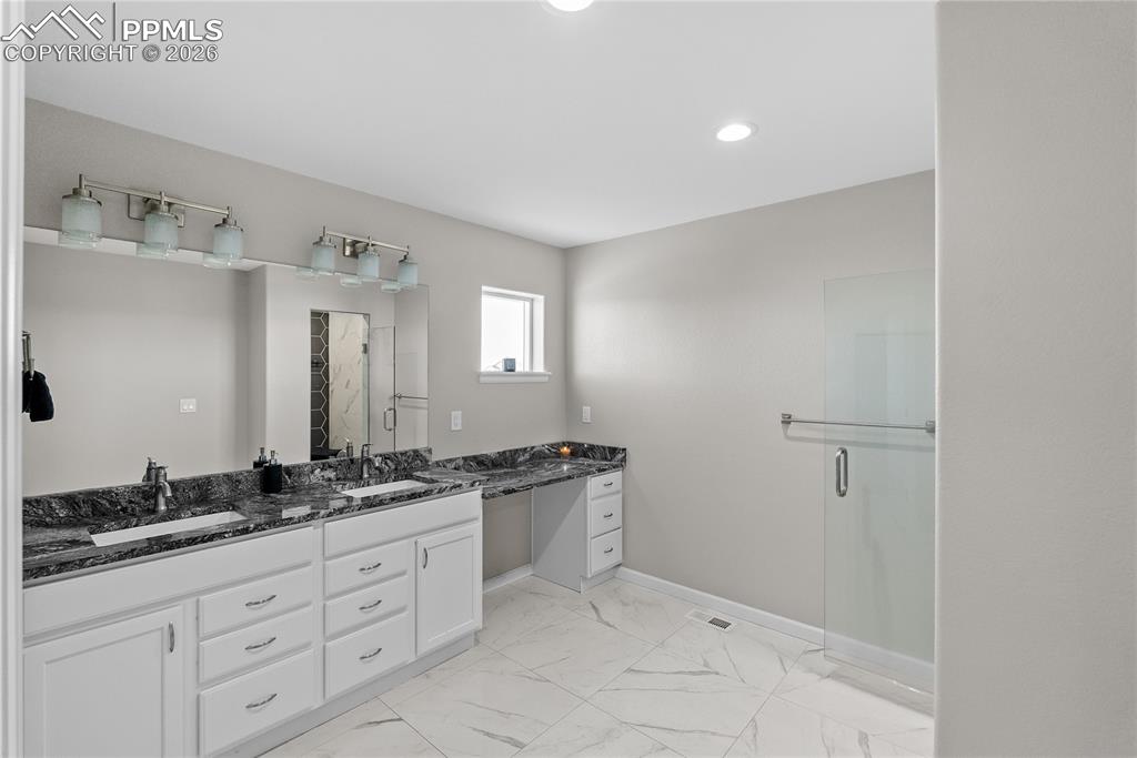 Image 27 of 33: Bathroom