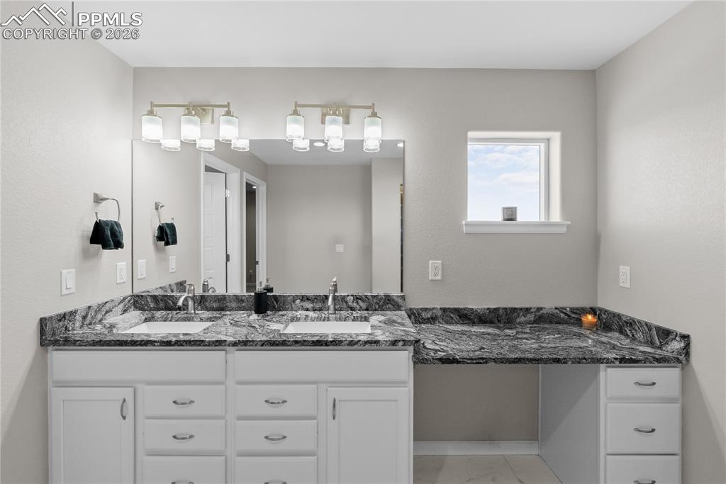 Image 29 of 33: Bathroom