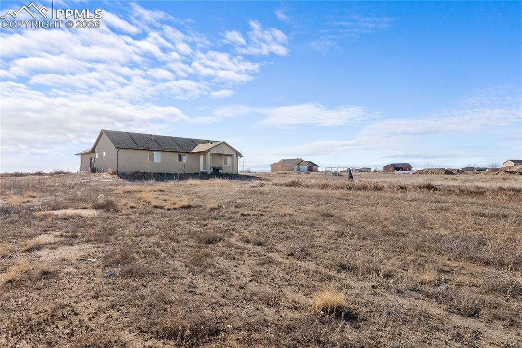 Image 32 of 33: Yard