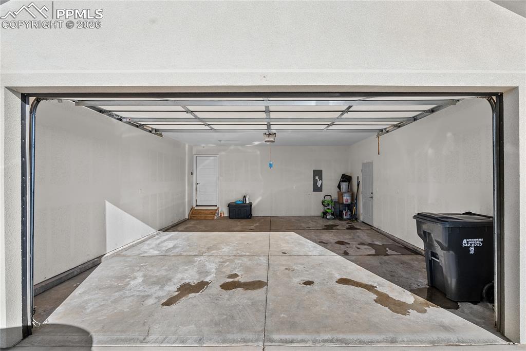 Image 5 of 33: Garage