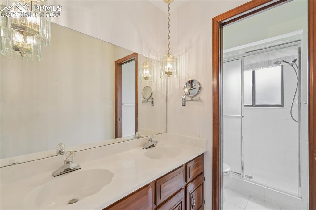 Image 22 of 48: Ensuite bathroom.