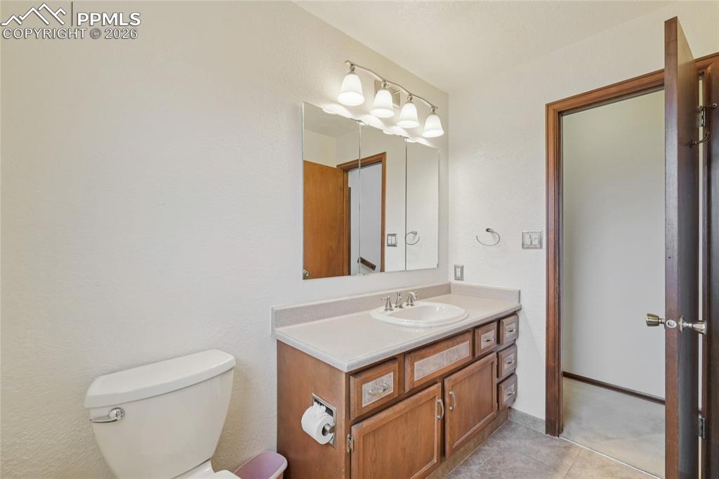 Image 25 of 48: These secondary bedrooms share a full bath off the hall.