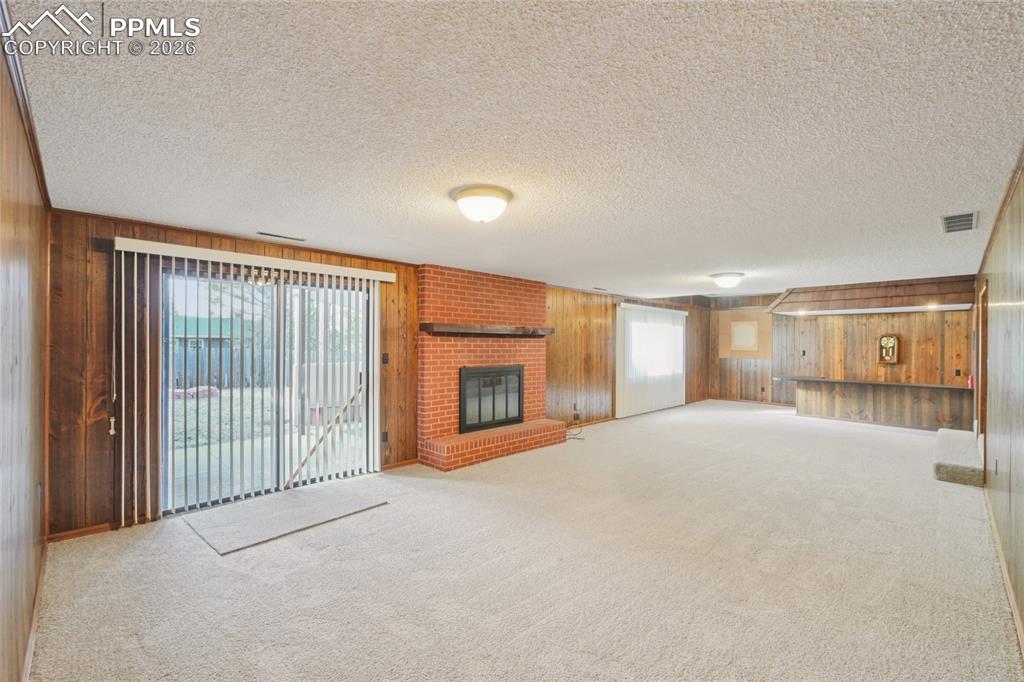 Image 35 of 48: Family Room