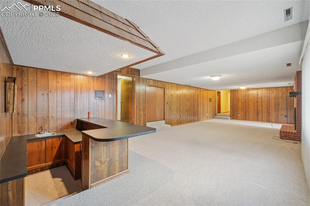 Image 36 of 48: Family Room