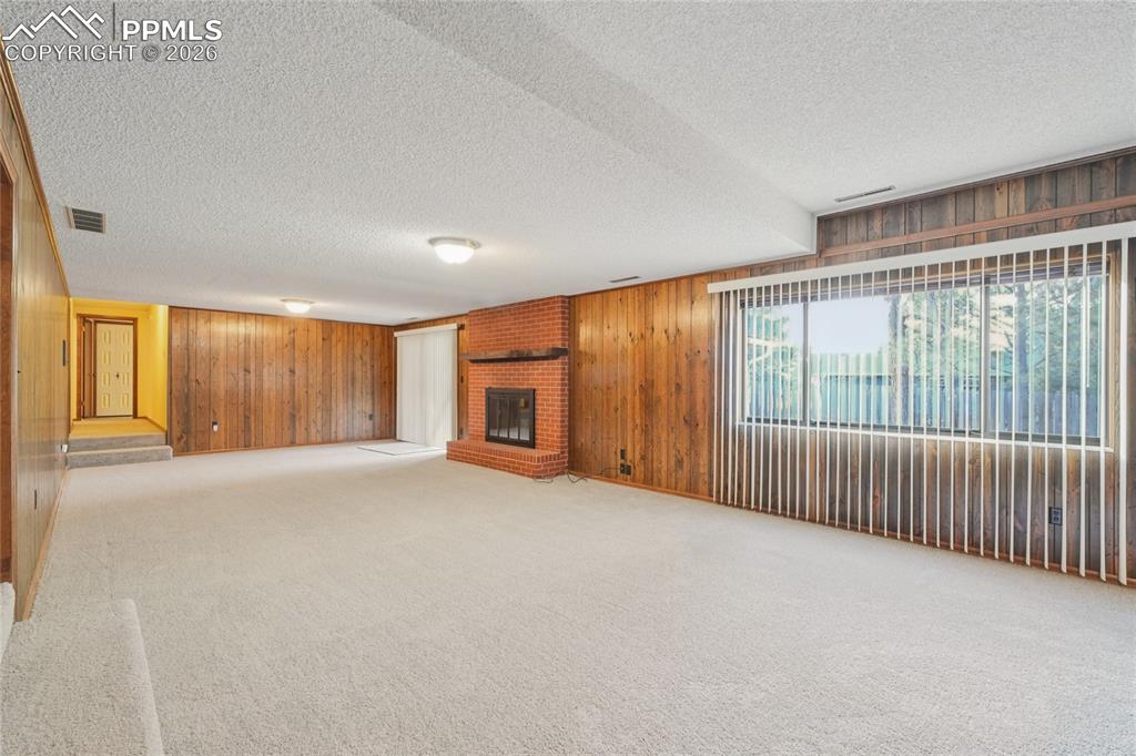 Image 39 of 48: Family Room