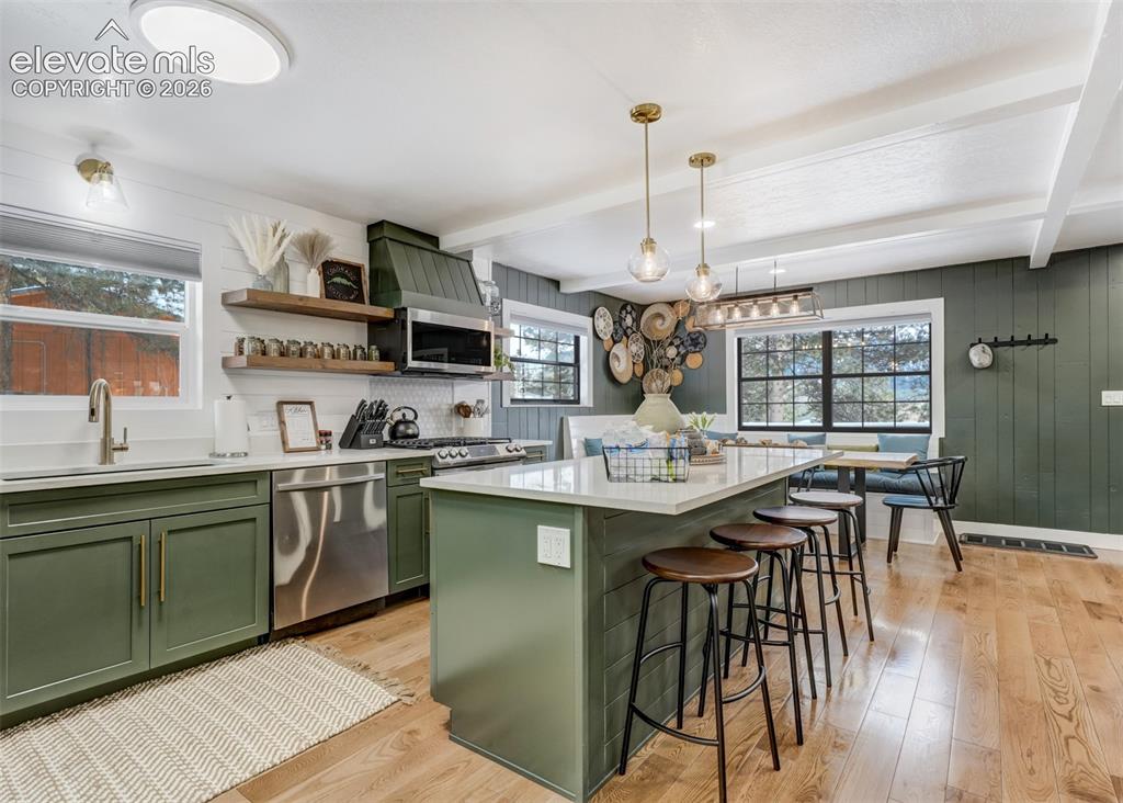 Image 13 of 49: Kitchen