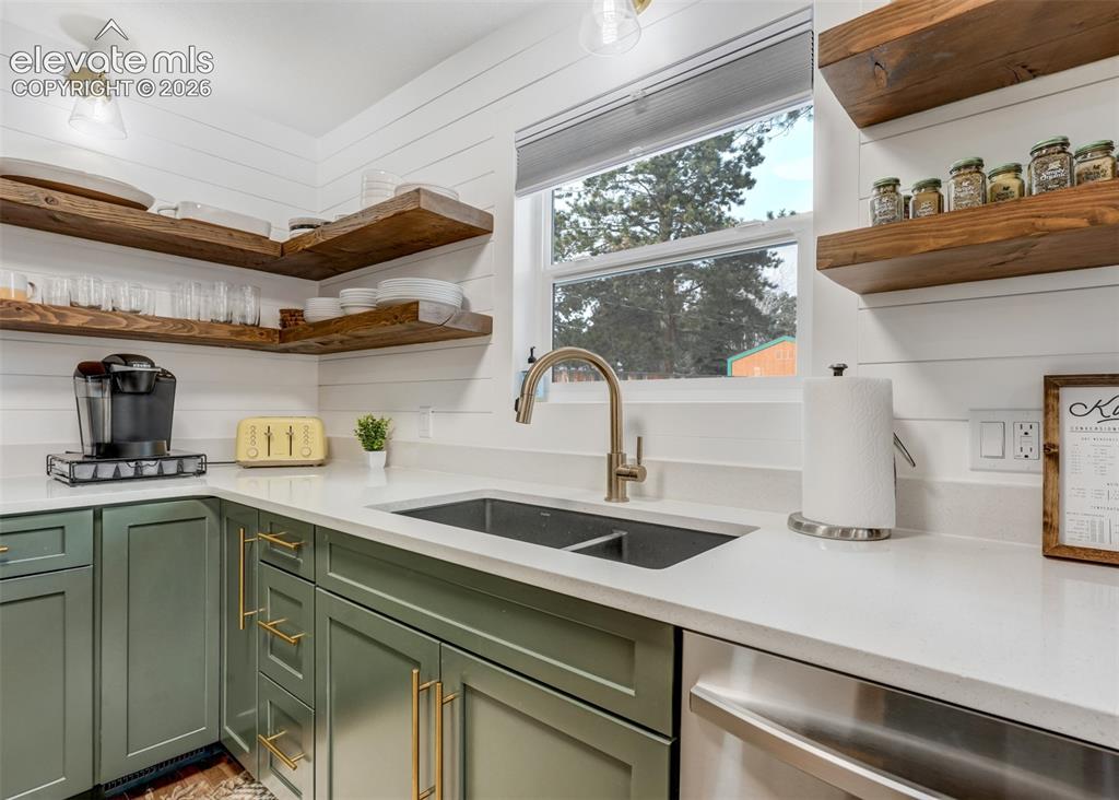 Image 15 of 49: Kitchen