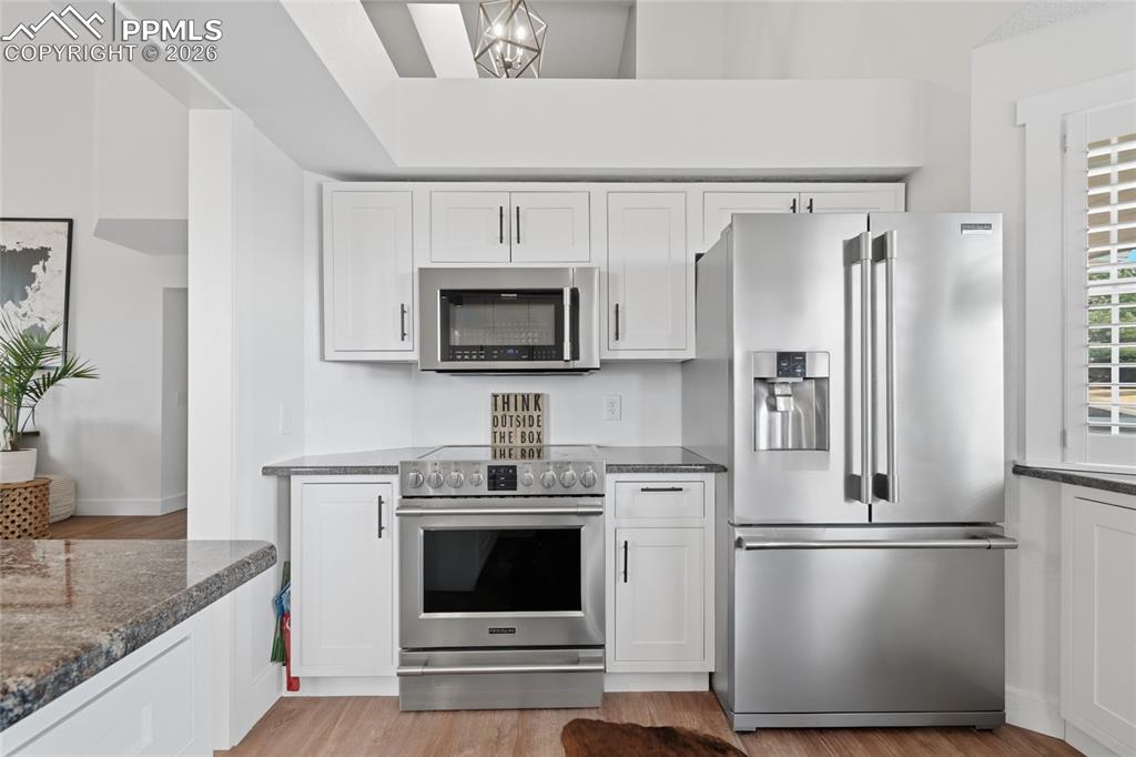 Image 10 of 42: Kitchen