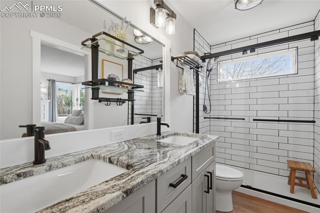 Image 21 of 42: Bathroom