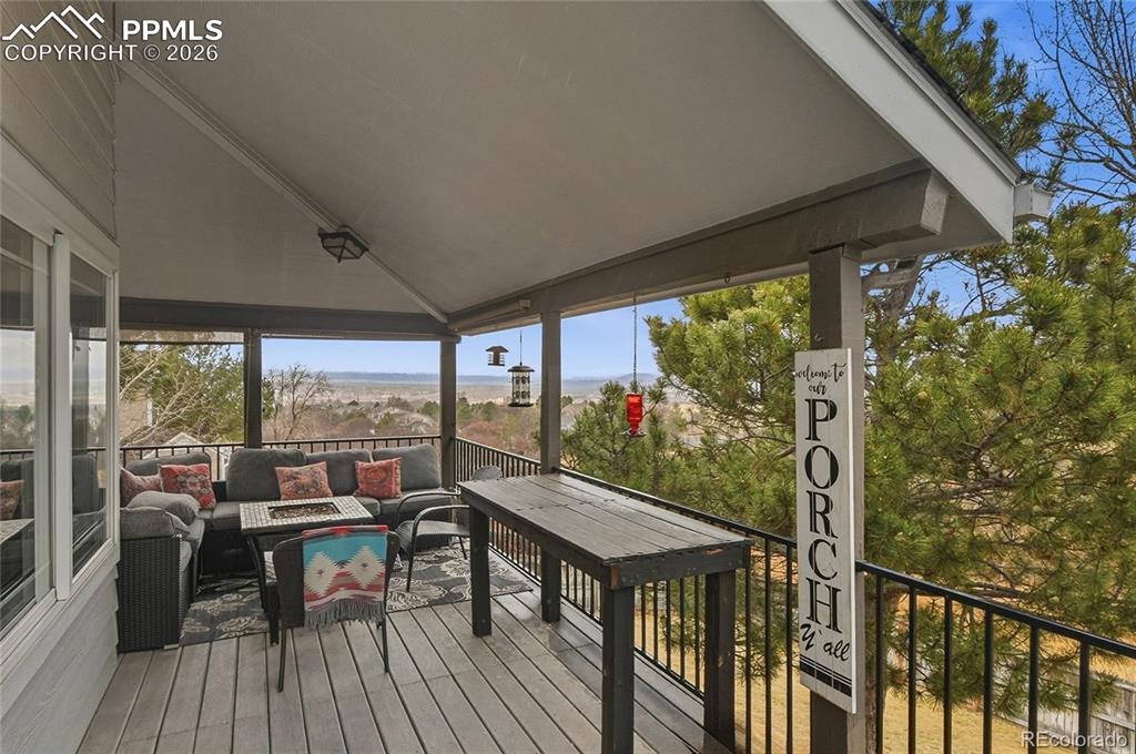 Image 31 of 42: Deck