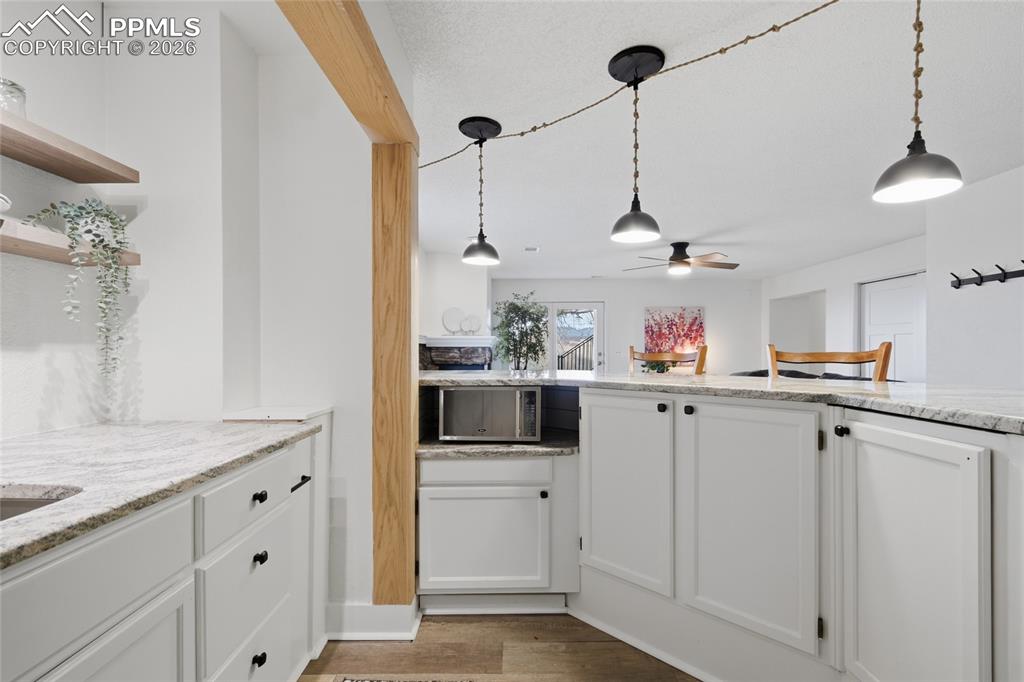 Image 33 of 42: Kitchen